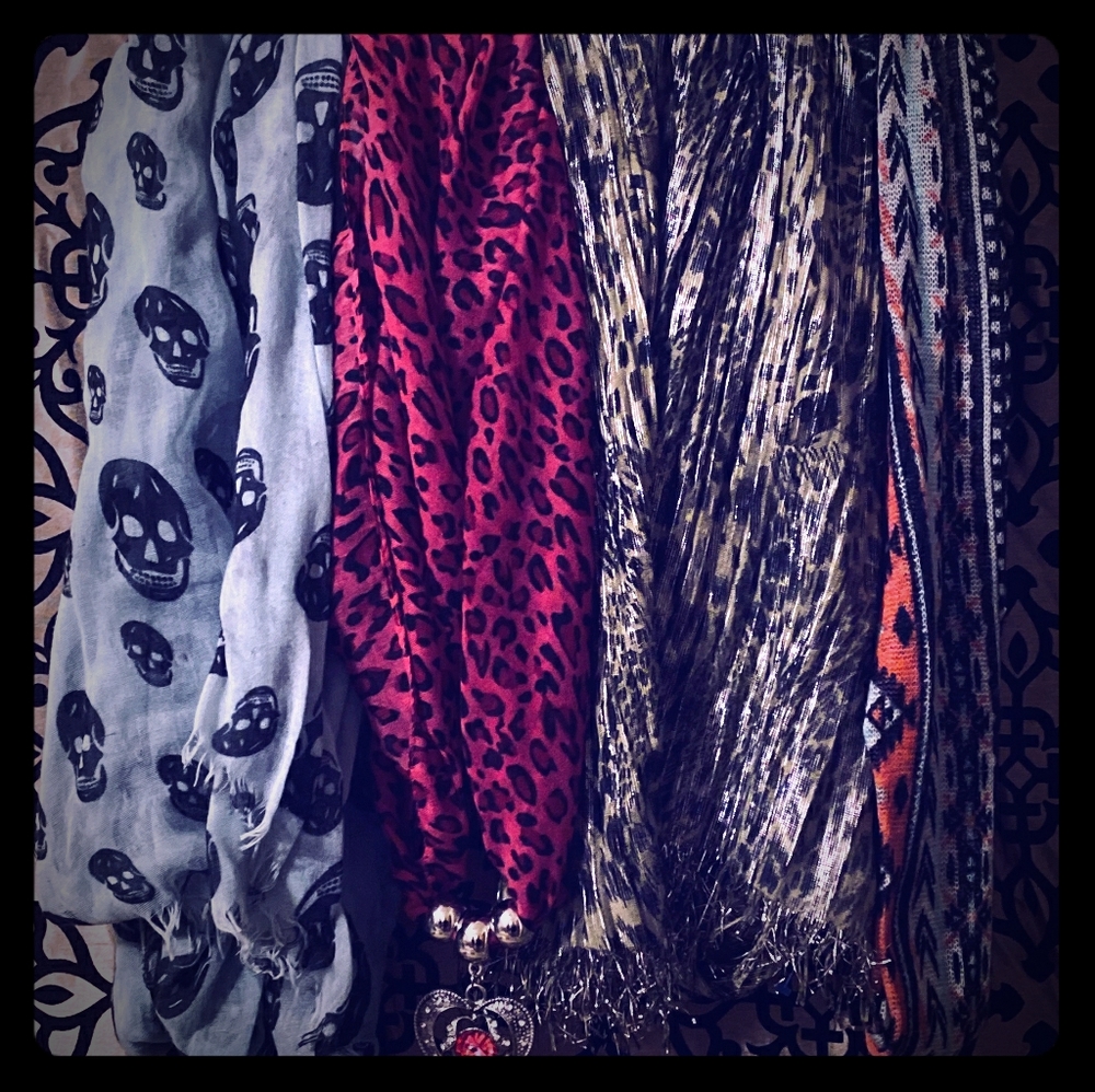 ❣4 piece scarf lot